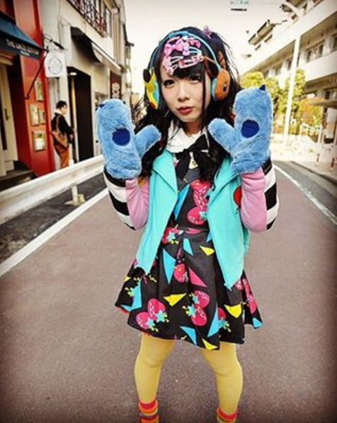 Famosa no bairro Harajuku, em Tóquio, a moda de abusar de acessórios coloridos é uma forma dos jovens japoneses questionarem as regras de vestimenta escolar no país. 