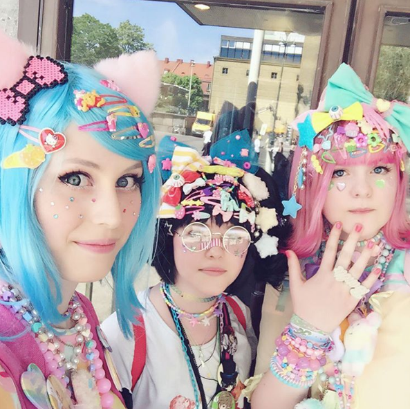 Famosa no bairro Harajuku, em Tóquio, a moda de abusar de acessórios coloridos é uma forma dos jovens japoneses questionarem as regras de vestimenta escolar no país. 