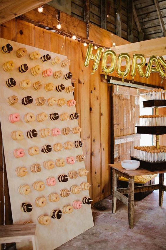 Criar uma parede decorativa com estas famosas rosquinhas americanas é a nova moda entre festas de casamento e também aniversários infantis