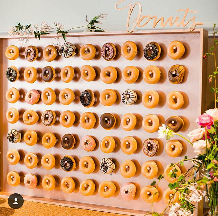 Criar uma parede decorativa com estas famosas rosquinhas americanas é a nova moda entre festas de casamento e também aniversários infantis