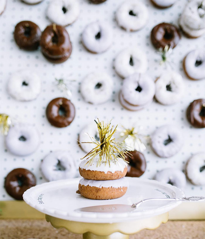 Criar uma parede decorativa com estas famosas rosquinhas americanas é a nova moda entre festas de casamento e também aniversários infantis