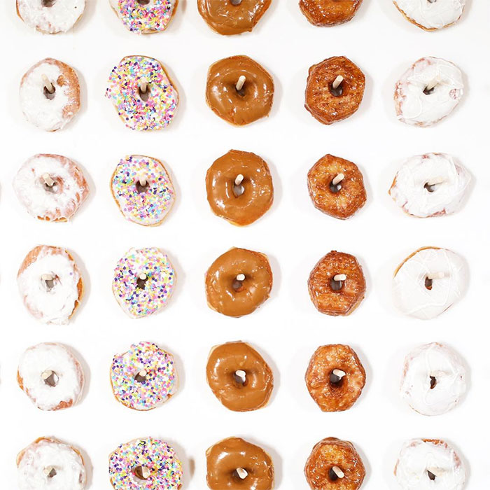 Criar uma parede decorativa com estas famosas rosquinhas americanas é a nova moda entre festas de casamento e também aniversários infantis