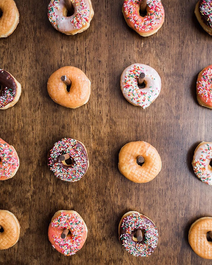 Criar uma parede decorativa com estas famosas rosquinhas americanas é a nova moda entre festas de casamento e também aniversários infantis