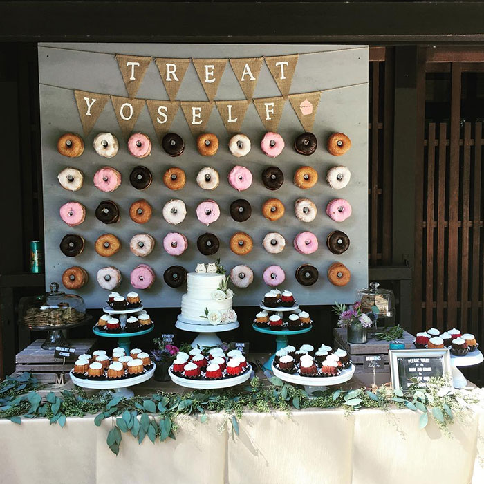 Criar uma parede decorativa com estas famosas rosquinhas americanas é a nova moda entre festas de casamento e também aniversários infantis