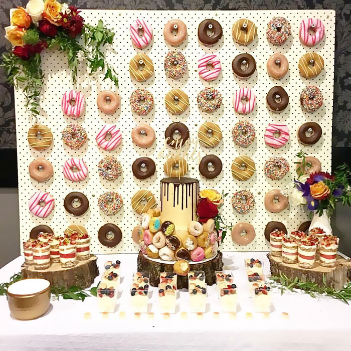 Criar uma parede decorativa com estas famosas rosquinhas americanas é a nova moda entre festas de casamento e também aniversários infantis