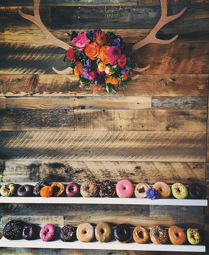 Criar uma parede decorativa com estas famosas rosquinhas americanas é a nova moda entre festas de casamento e também aniversários infantis