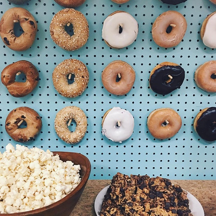 Criar uma parede decorativa com estas famosas rosquinhas americanas é a nova moda entre festas de casamento e também aniversários infantis