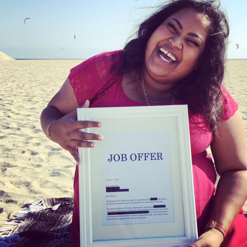 Após sete meses desempregada, a americana Benita Abraham fez um ensaio romântico estilo aqueles de casamento para comemorar o emprego dos sonhos