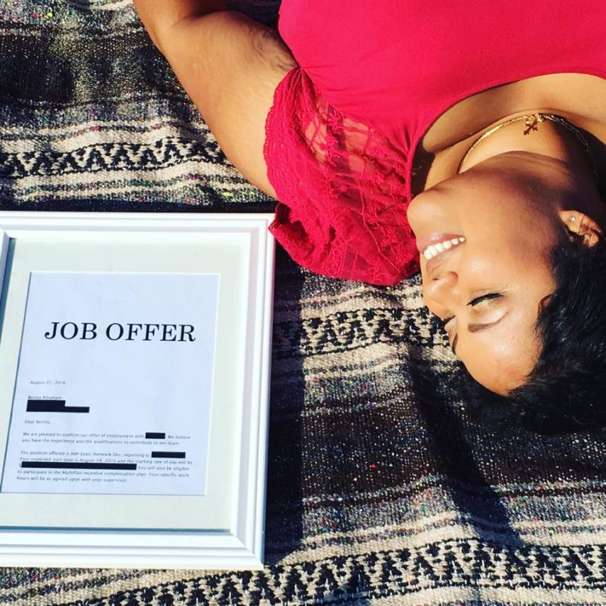 Após sete meses desempregada, a americana Benita Abraham fez um ensaio romântico estilo aqueles de casamento para comemorar o emprego dos sonhos
