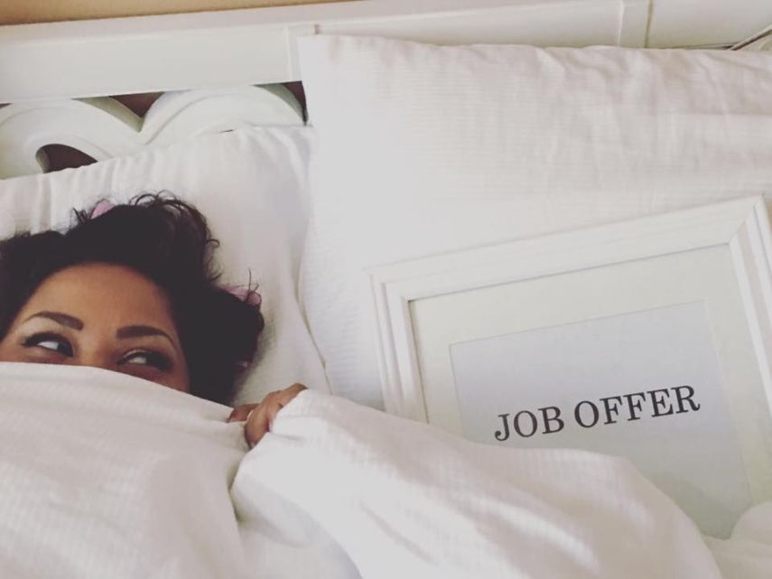 Após sete meses desempregada, a americana Benita Abraham fez um ensaio romântico estilo aqueles de casamento para comemorar o emprego dos sonhos