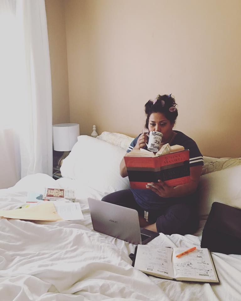 Após sete meses desempregada, a americana Benita Abraham fez um ensaio romântico estilo aqueles de casamento para comemorar o emprego dos sonhos