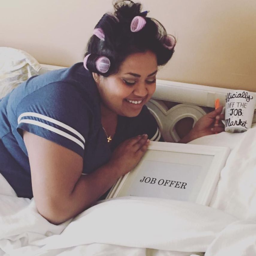 Após sete meses desempregada, a americana Benita Abraham fez um ensaio romântico estilo aqueles de casamento para comemorar o emprego dos sonhos