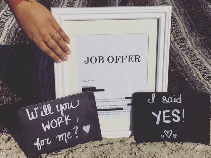 Após sete meses desempregada, a americana Benita Abraham fez um ensaio romântico estilo aqueles de casamento para comemorar o emprego dos sonhos