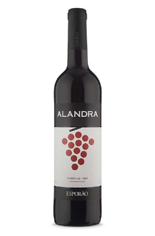 Com aroma de frutas frescas como amora, cereja, ameixa e framboesa, esse tinto possui um paladar frutado, fresco, macio e com bom corpo. Jovem e fácil de beber, o Esporão Alandra Tinto 2015 é elaborado com uvas típicas portuguesas provenientes de vinhas com mais de 10 anos de idade. Indicado para refeições cotidianas, esse assemblage produzido no Alentejo, expressa a qualidade da Herdade do Esporão, uma das vinícolas mais prestigiadas da região.