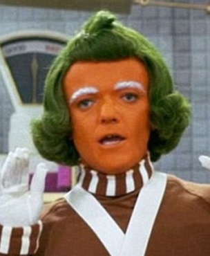 Rusty Goffe interpreta o chefe Oompa Loompa.