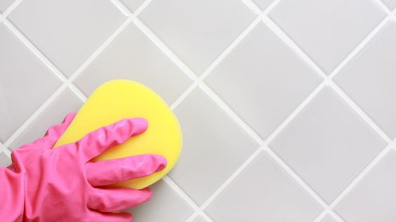 Antes de sair esfregando tudo na correria, deixe os produtos agirem em superfícies como os azulejos do banheiro e da cozinha. É preciso um tempinho para que a química consiga dissolver gorduras, resíduos e sujeiras mais pesadas. Depois, é só esfregar com suavidade