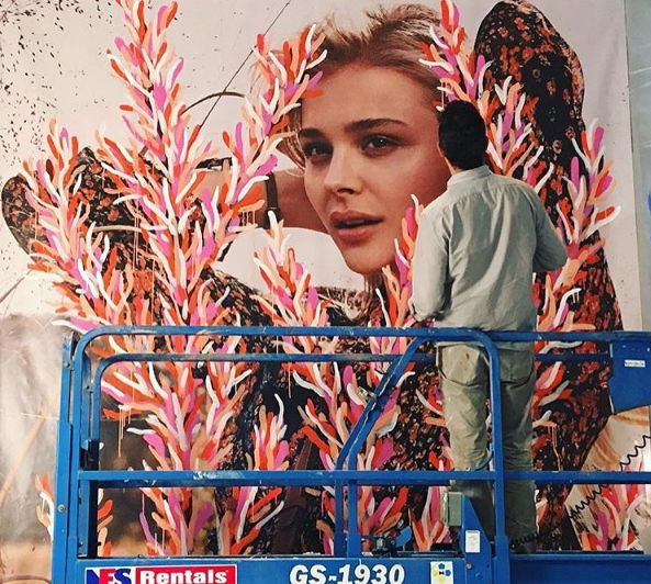 O americano Michael De Feo ficou famoso pelas flores que desenha em locais proibidos e em anúncios de grandes grifes em mais de 60 cidades