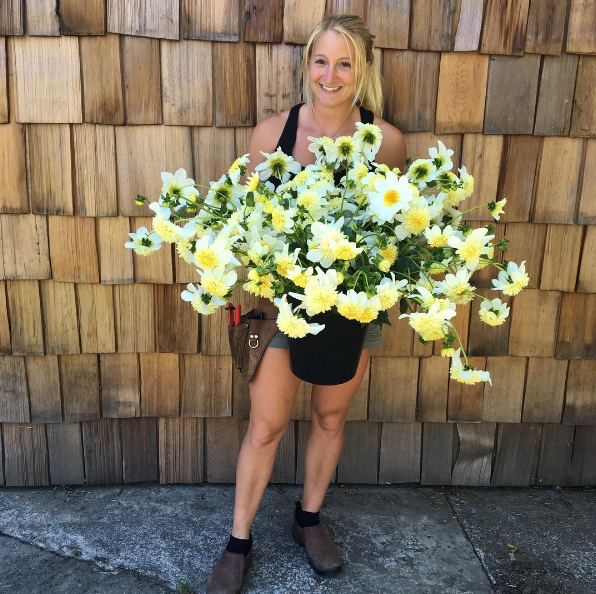 A americana Erin Benzakein desistiu da cidade grande, mudou-se para o interior com as filhas e criou uma fazenda que produz flores maravilhosas, além de um centro de botânica para cursos. Tudo é registrado por fotógrafos profissionais em fotos incríveis!