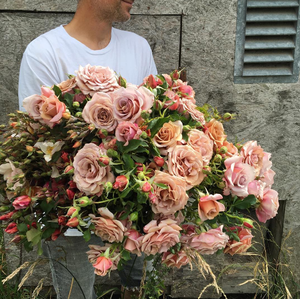 A americana Erin Benzakein desistiu da cidade grande, mudou-se para o interior com as filhas e criou uma fazenda que produz flores maravilhosas, além de um centro de botânica para cursos. Tudo é registrado por fotógrafos profissionais em fotos incríveis!