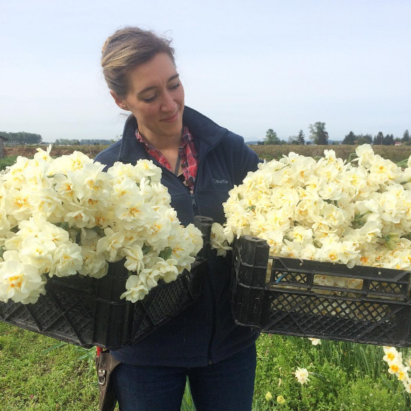 A americana Erin Benzakein desistiu da cidade grande, mudou-se para o interior com as filhas e criou uma fazenda que produz flores maravilhosas, além de um centro de botânica para cursos. Tudo é registrado por fotógrafos profissionais em fotos incríveis!