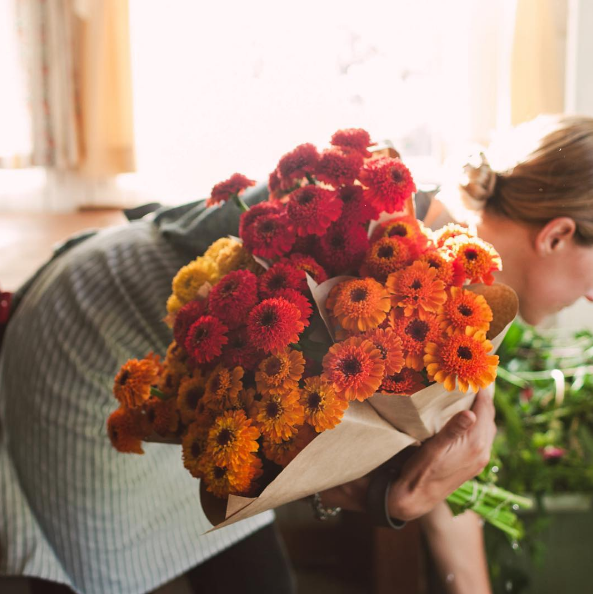 A americana Erin Benzakein desistiu da cidade grande, mudou-se para o interior com as filhas e criou uma fazenda que produz flores maravilhosas, além de um centro de botânica para cursos. Tudo é registrado por fotógrafos profissionais em fotos incríveis!