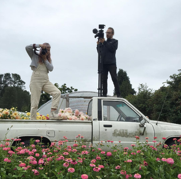 A americana Erin Benzakein desistiu da cidade grande, mudou-se para o interior com as filhas e criou uma fazenda que produz flores maravilhosas, além de um centro de botânica para cursos. Tudo é registrado por fotógrafos profissionais em fotos incríveis!