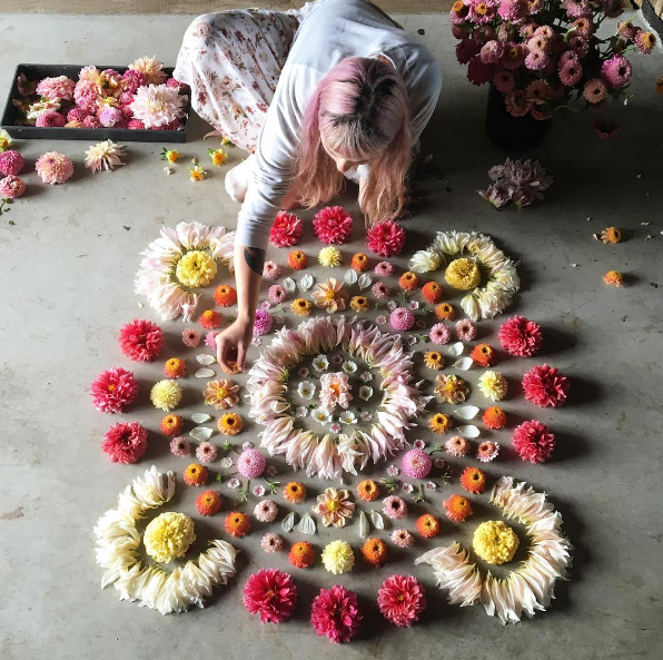 A americana Erin Benzakein desistiu da cidade grande, mudou-se para o interior com as filhas e criou uma fazenda que produz flores maravilhosas, além de um centro de botânica para cursos. Tudo é registrado por fotógrafos profissionais em fotos incríveis!