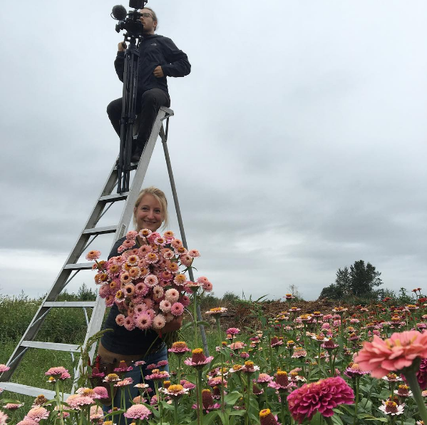 A americana Erin Benzakein desistiu da cidade grande, mudou-se para o interior com as filhas e criou uma fazenda que produz flores maravilhosas, além de um centro de botânica para cursos. Tudo é registrado por fotógrafos profissionais em fotos incríveis!