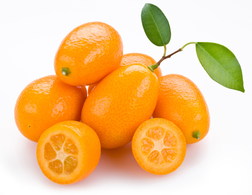Esta fruta é chamada de Fortunella no Brasil. Muito comum no sul da Ásia, ela é como uma versão mini da laranja e pode ser consumida com casca e tudo.