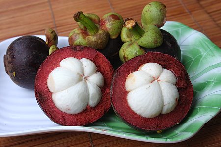 Esta fruta é chamada de Mangosteen, em inglês, e também é comum na Ásia. Envolta em uma casca roxa, a polpa branca é doce e usada para fazer suco.