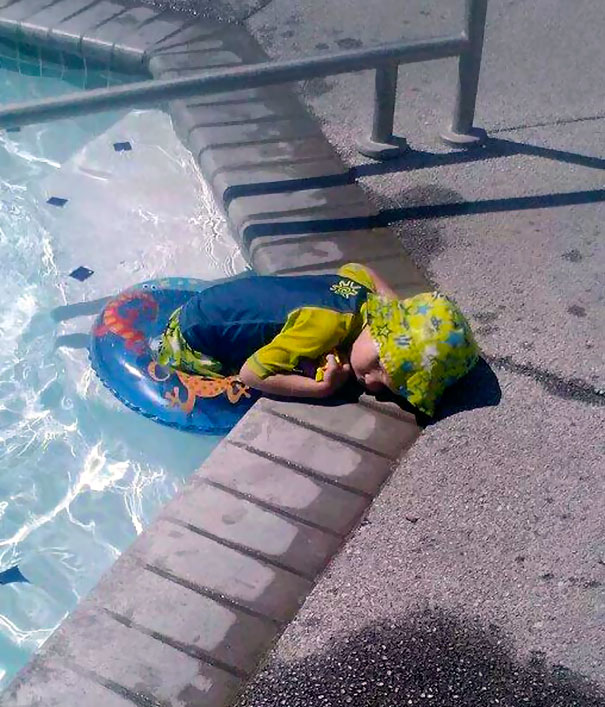 Dormindo na beira da piscina