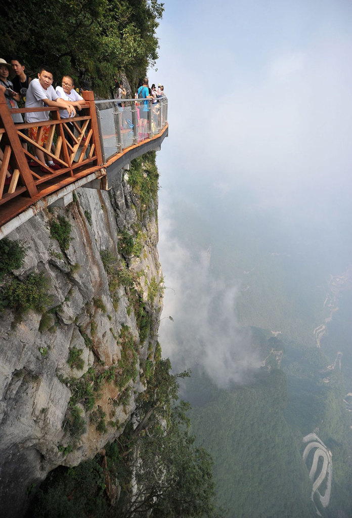 Feita de vidro, a passarela do Parque Nacional Zhangjiajie está a 1.403 metros do chão. Tem as manhas de tirar uma selfie por lá?