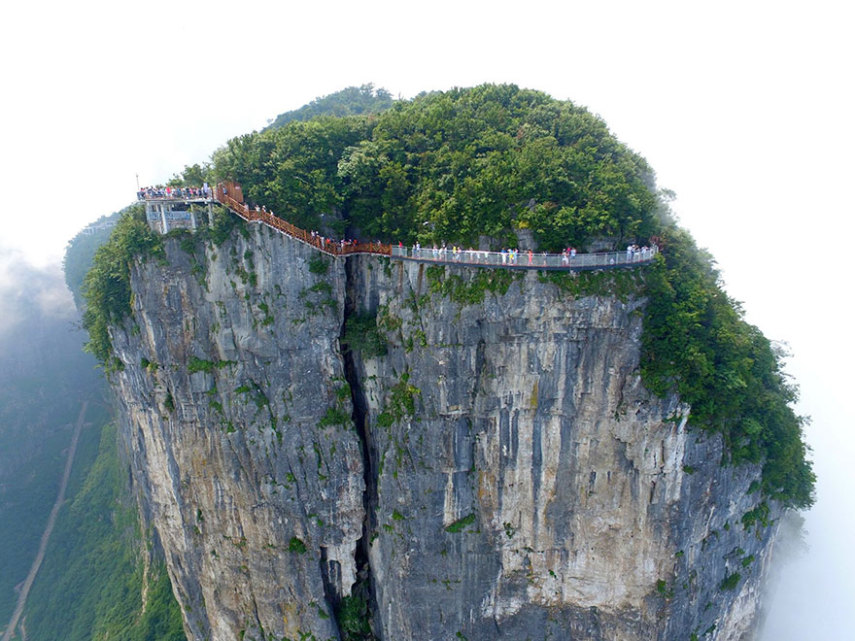 Feita de vidro, a passarela do Parque Nacional Zhangjiajie está a 1.403 metros do chão. Tem as manhas de tirar uma selfie por lá?