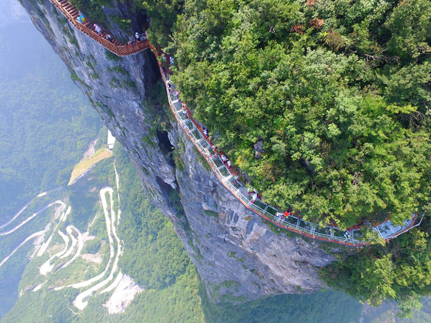 Feita de vidro, a passarela do Parque Nacional Zhangjiajie está a 1.403 metros do chão. Tem as manhas de tirar uma selfie por lá?