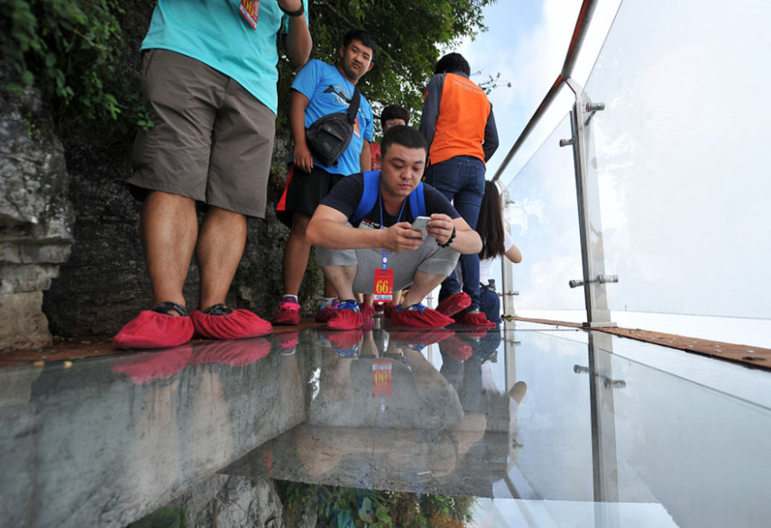 Feita de vidro, a passarela do Parque Nacional Zhangjiajie está a 1.403 metros do chão. Tem as manhas de tirar uma selfie por lá?