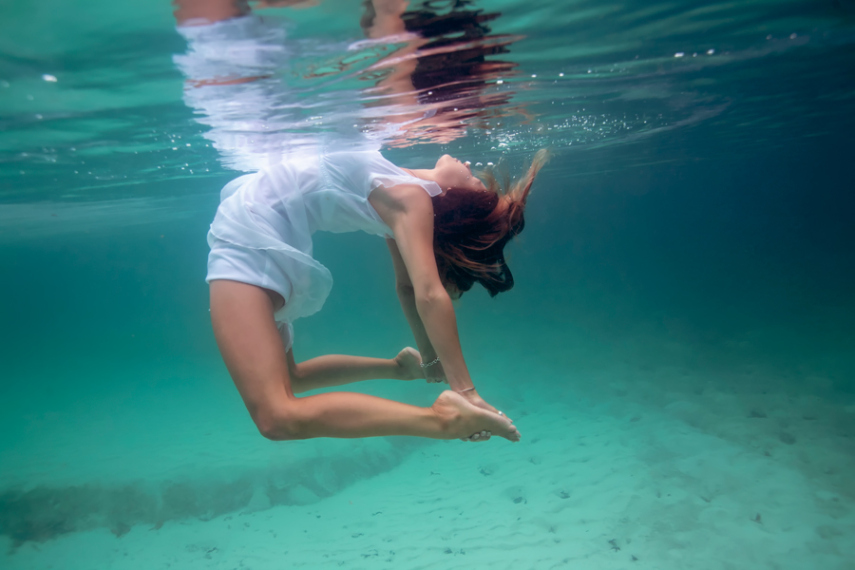 A fotógrafa Elena Kalis registrou a instrutora de ioga BRitta Jade em poses debaixo d´água.