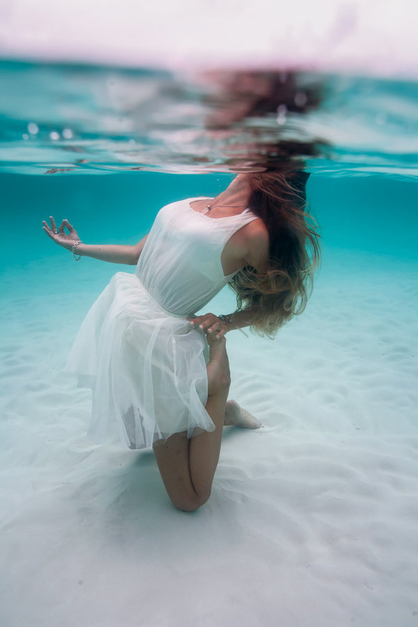 A fotógrafa Elena Kalis registrou a instrutora de ioga BRitta Jade em poses debaixo d´água.