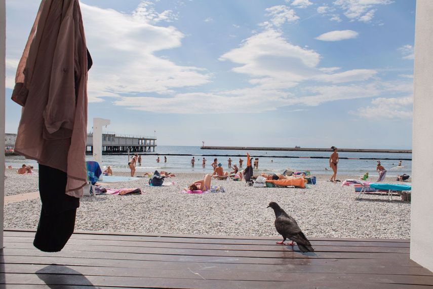 Na praia de Pedocin, na cidade de Trieste, na Itália, um pequeno muro divide o espaço que homens e mulheres podem frequentar separadamente