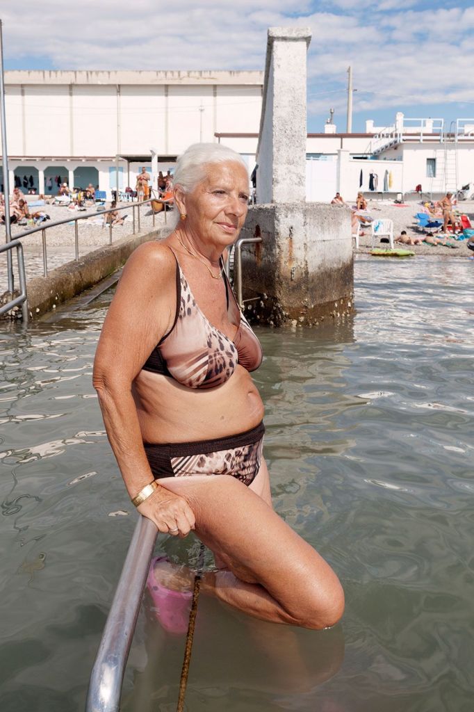 Na praia de Pedocin, na cidade de Trieste, na Itália, um pequeno muro divide o espaço que homens e mulheres podem frequentar separadamente