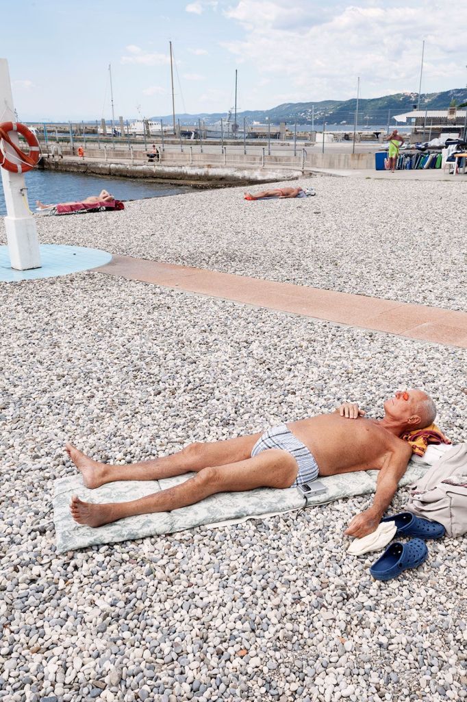 Na praia de Pedocin, na cidade de Trieste, na Itália, um pequeno muro divide o espaço que homens e mulheres podem frequentar separadamente