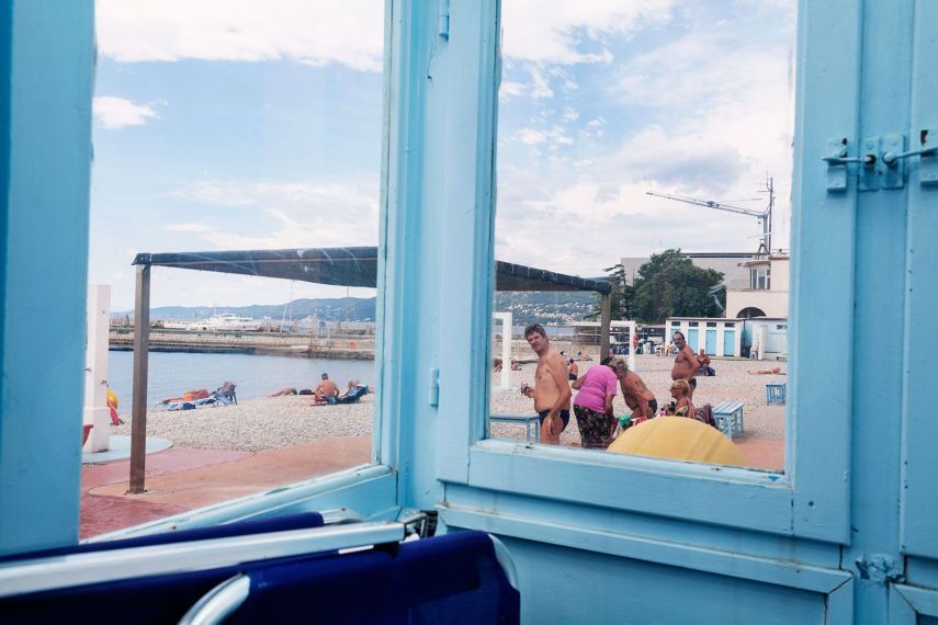 Na praia de Pedocin, na cidade de Trieste, na Itália, um pequeno muro divide o espaço que homens e mulheres podem frequentar separadamente