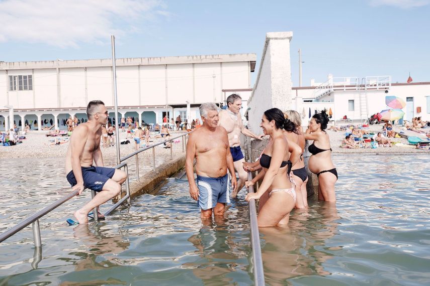 Na praia de Pedocin, na cidade de Trieste, na Itália, um pequeno muro divide o espaço que homens e mulheres podem frequentar separadamente