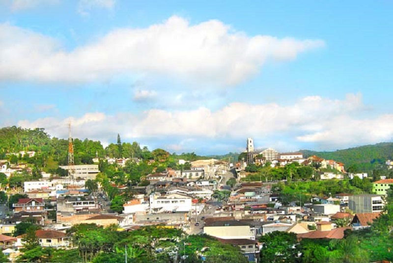 Vizinha de Embu das Artes, a cidade está na Régis Bittencourt, no caminho para Curitiba