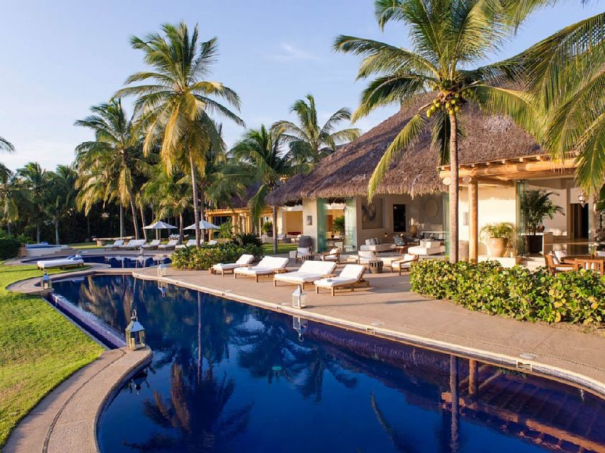 Mansão que hospedou Kim Kardashian e seus filhos durante férias fica em Punta Mita, no México. A propriedade tem 12 quartos e o aluguel custa, em média, R$ 52 mil por noite. Demi Moore, Jennifer Aniston e Eva Longoria também já se hospedaram por lá.