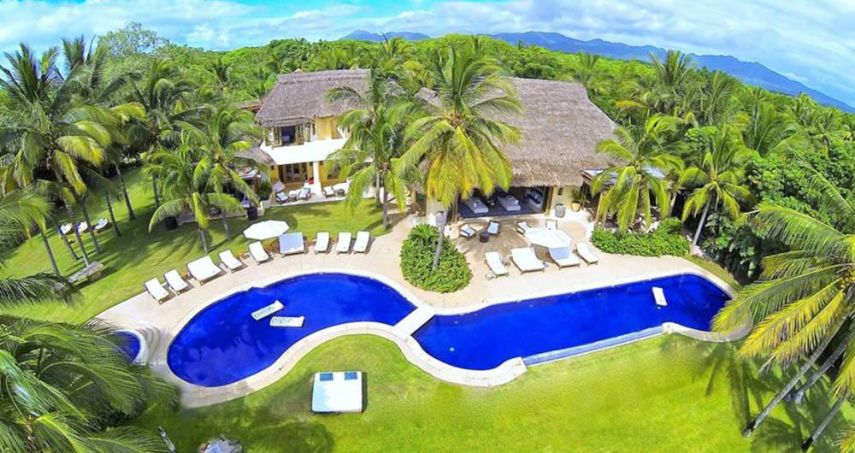 Mansão que hospedou Kim Kardashian e seus filhos durante férias fica em Punta Mita, no México. A propriedade tem 12 quartos e o aluguel custa, em média, R$ 52 mil por noite. Demi Moore, Jennifer Aniston e Eva Longoria também já se hospedaram por lá.