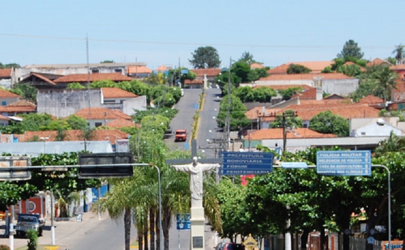 A cidade está no caminho para o Mato Grosso do Sul, na Rodovia Mal. Rondon