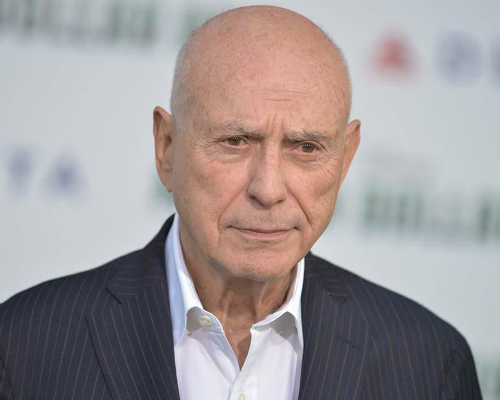 Alan Arkin tem hoje 82 anos e vive em Nova York. Ele começou a carreira em 1967 atuando em musicais. Ele também esteve no elenco do clássico ‘Edward, Mãos de Tesoura’, ‘Marley & Eu’ e o premiado ‘Argo’, que lhe rendeu sua quarta indicação ao Oscar. O último longa feito por Arkin foi o ‘O Natal dos Coopers’, lançado em dezembro de 2015.