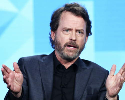 Kinnear tem 53 anos, já foi apresentador de TV e esteve no elenco dos filmes ‘Sabrina’, do romance ‘Mensagem Para Você’ com Meg Ryan, de ‘Enfermeira Betty’, da comédia ‘Ligado em Você’ ao lado Matt Damon. Além de ‘Uma Mãe Para o Meu Bebê’, a comédia teen ‘Uma Música Para Você’, entre outros.