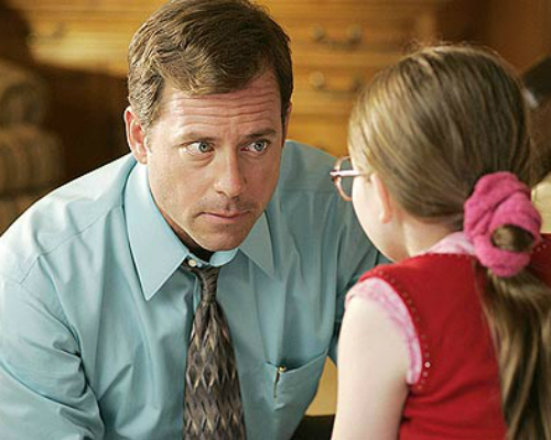 Greg Kinnear  interpreta Richard Hoover, o pai da pequena Olive que coloca a família em uma Kombi velha para chegar ao concurso de beleza da filha. Na década de 90, foi indicado ao Oscar e ao Globo de Ouro como Melhor Ator Coadjuvante por sua atuação em ‘Melhor É Impossível’. 