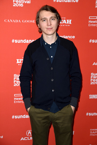 Paul Dano tem 32 anos e, após ‘Miss Sunshine’, trabalhou em ‘Sangue Negro’ ao lado de Daniel Day-Lewis, ‘Encontro Explosivo’ com Cameron Diaz e Tom Cruise, o drama ‘Os Suspeitos’, que tinha também Hugh Jackman, Jake Gyllenhaal e Viola Davis no elenco. Além do premiado  ’12 Anos de Escravidão’ com Brad Pitt. E foi indicado ao Globo de Ouro de Melhor Ator Coadjuvante por sua recente atuação em ‘The Beach Boys: Uma História de Sucesso’ uma biografia de Brian Wilson.